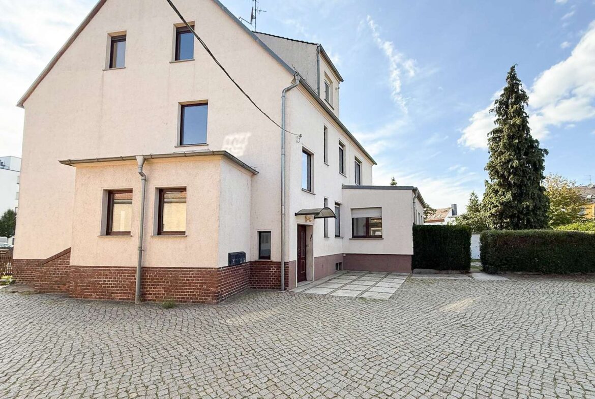 Hausansicht mit Vordereingang