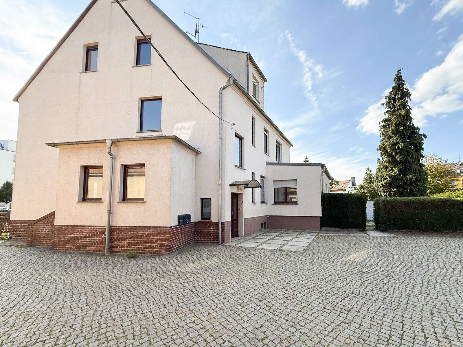 Hausansicht mit Vordereingang