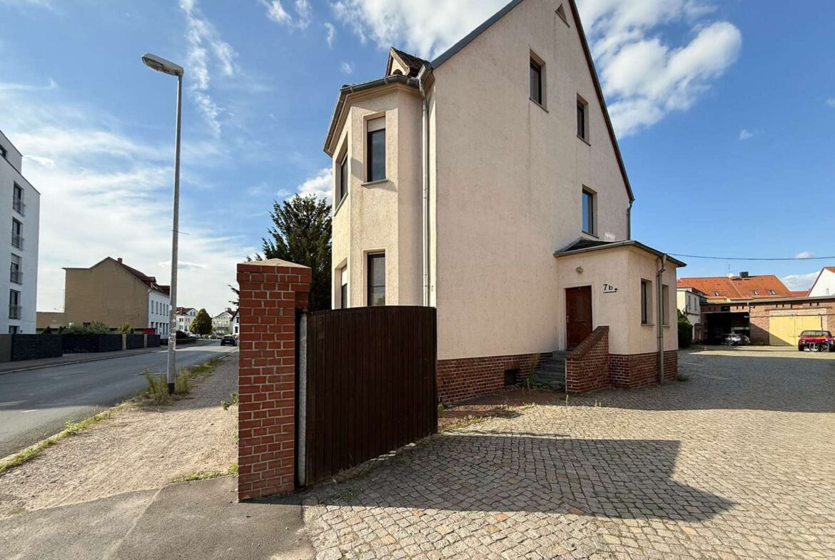 Hausansicht mit Vordereingang