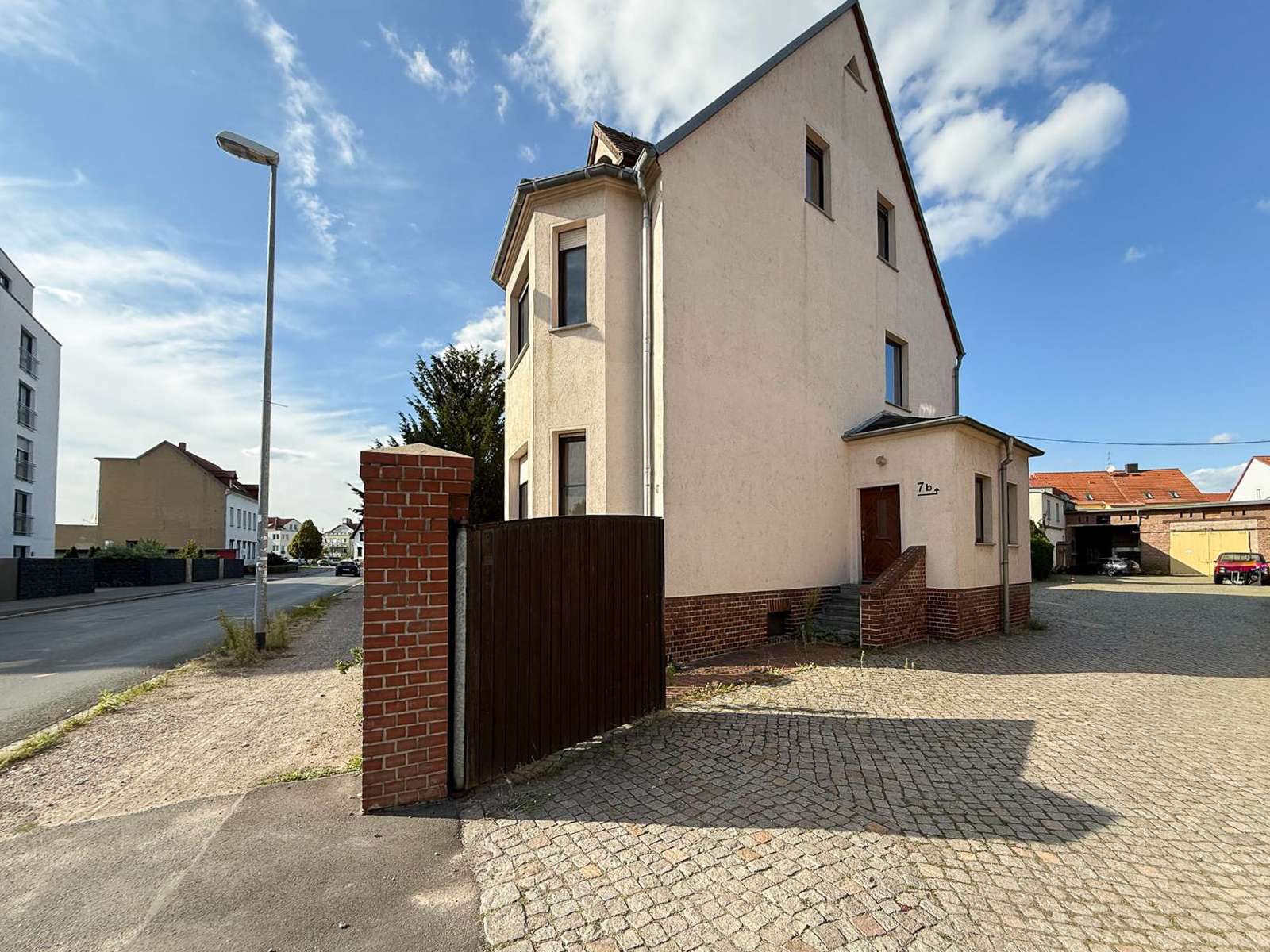 Hausansicht mit Vordereingang