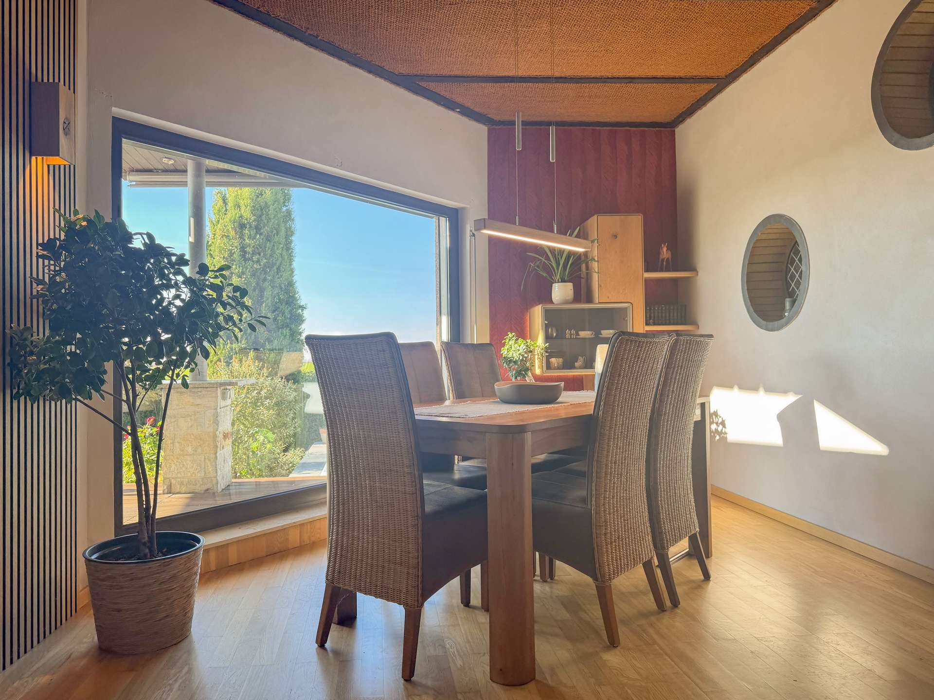 Essplatz mit Panoramafenster