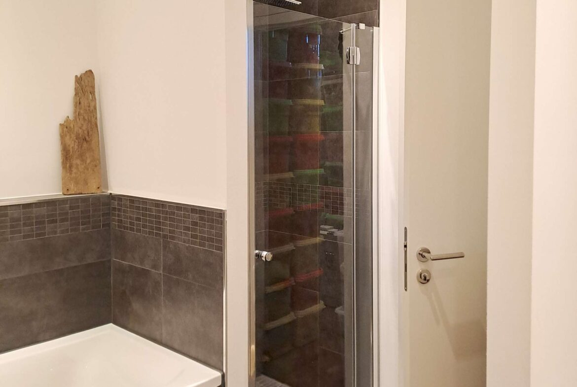 Badewanne und Dusche