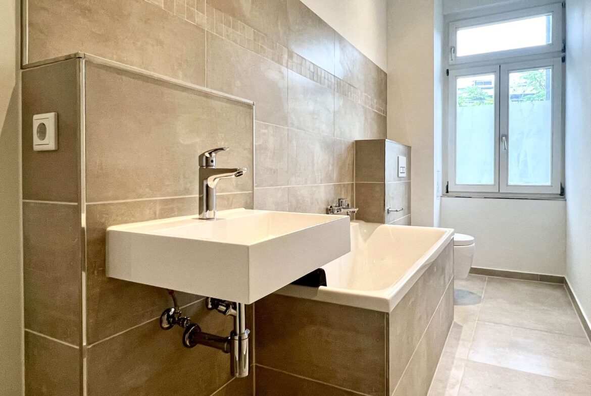 Saniertes Badezimmer mit Wanne