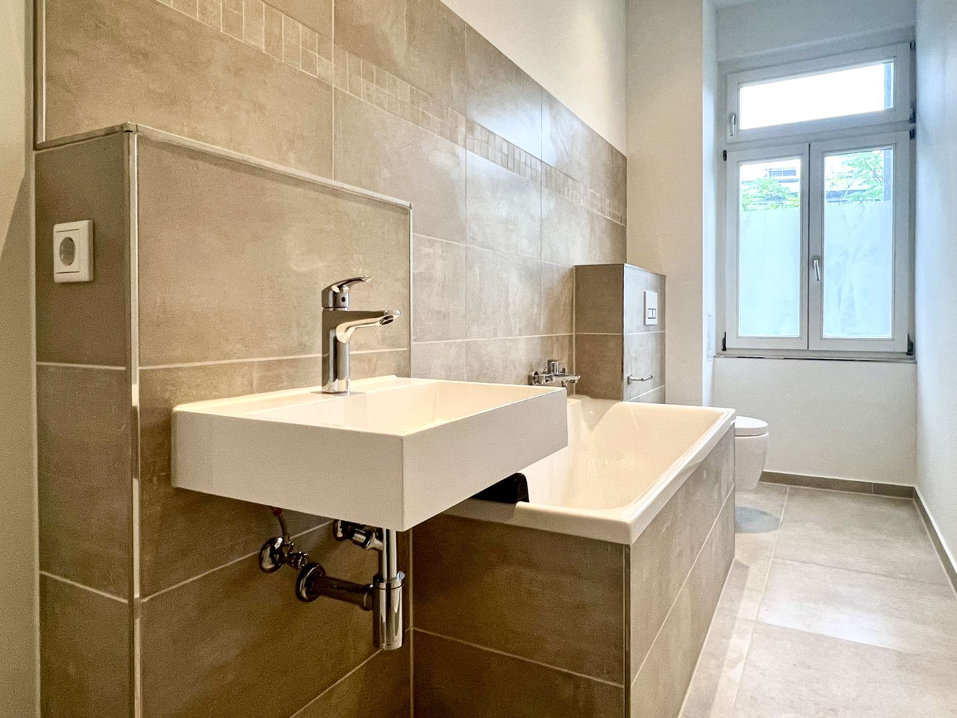 Saniertes Badezimmer mit Wanne