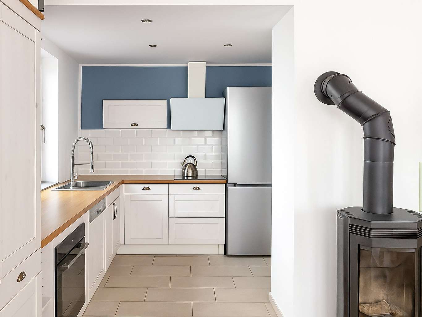 Schöne Einbauküche -dig. leer