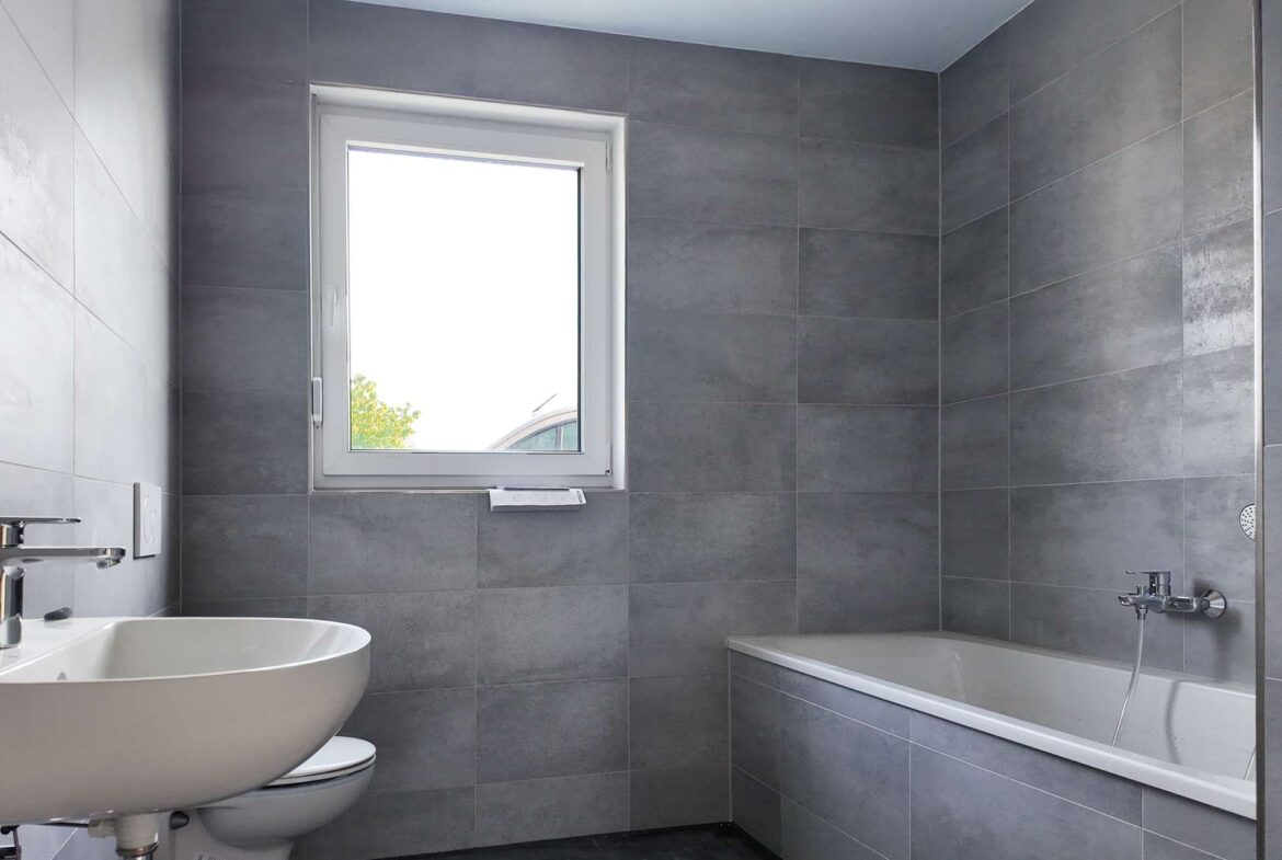 Tageslichtbad mit Wanne - Musterhaus