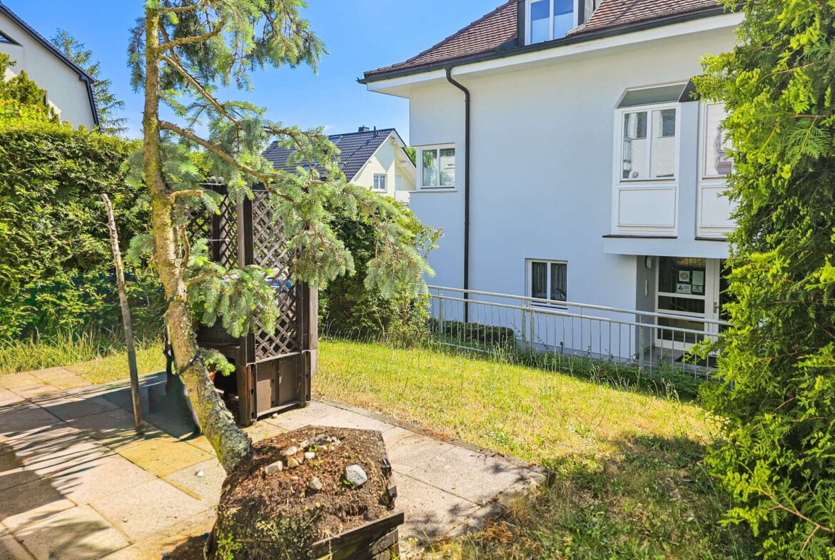 Terrasse und grüner Innenhof