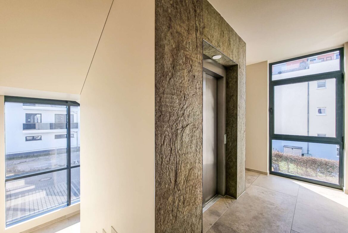 Treppenhaus mit Aufzug 