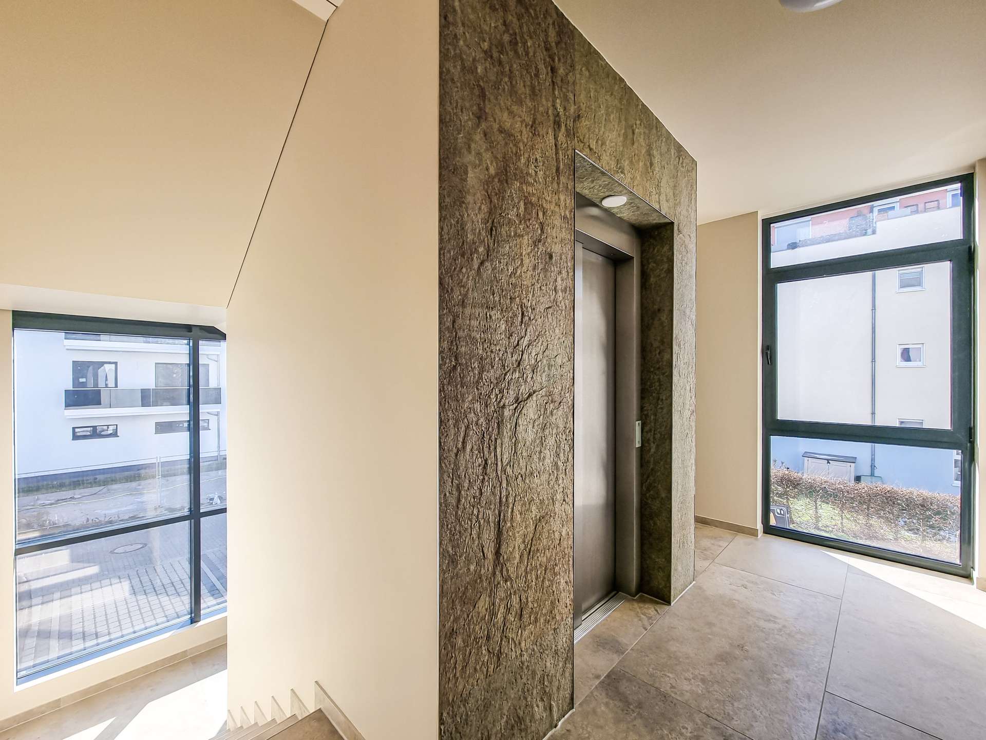 Treppenhaus mit Aufzug 