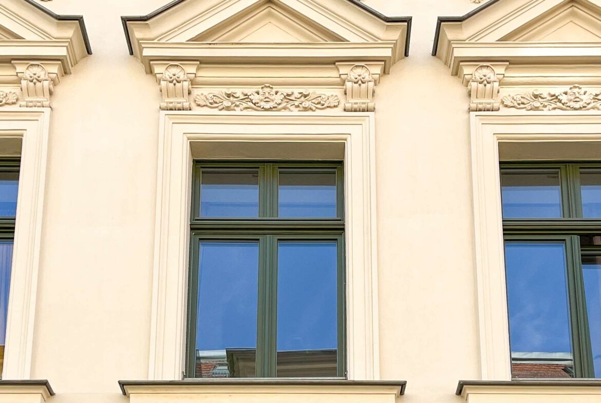Fenster mit Stuckelementen