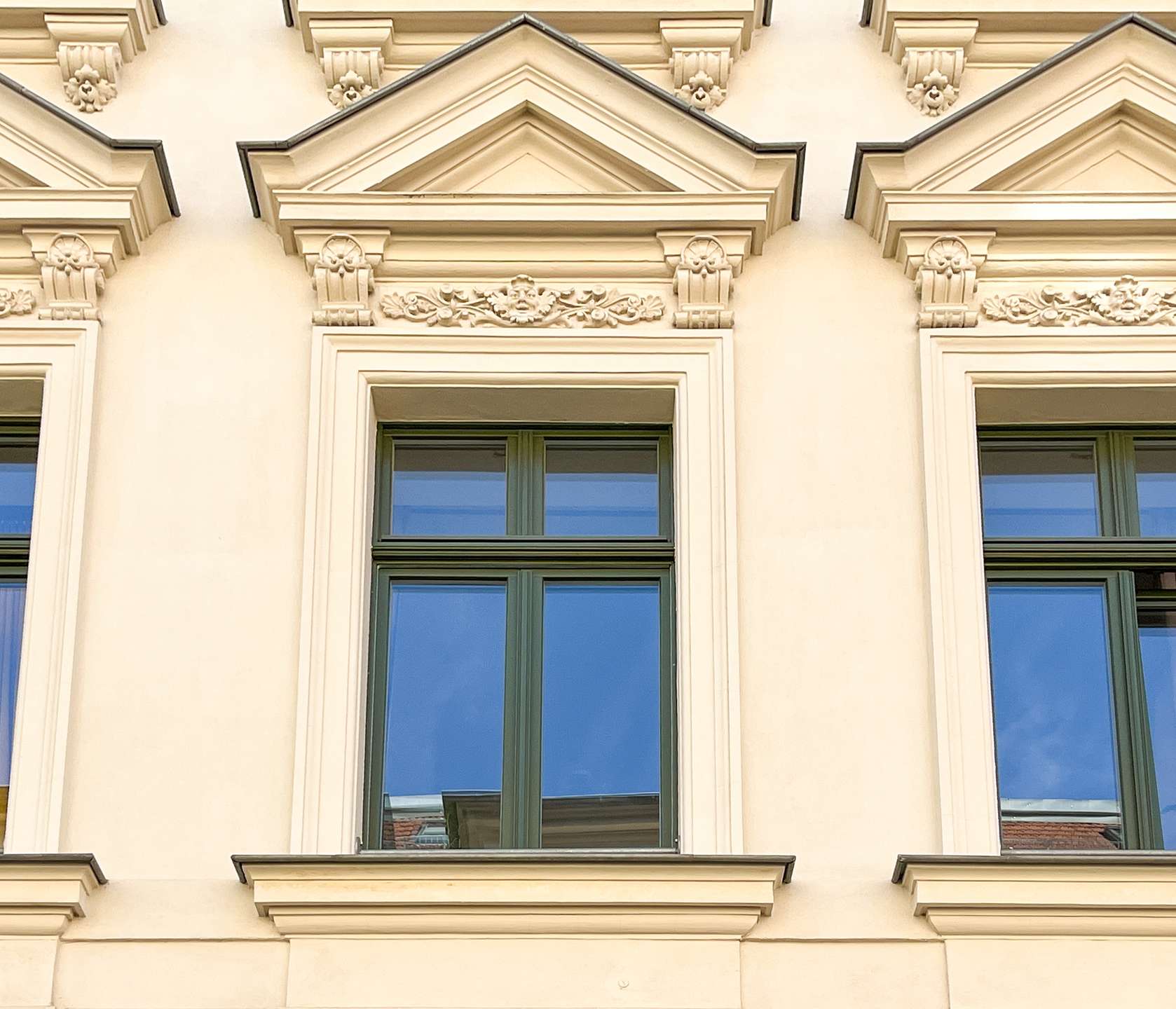 Fenster mit Stuckelementen