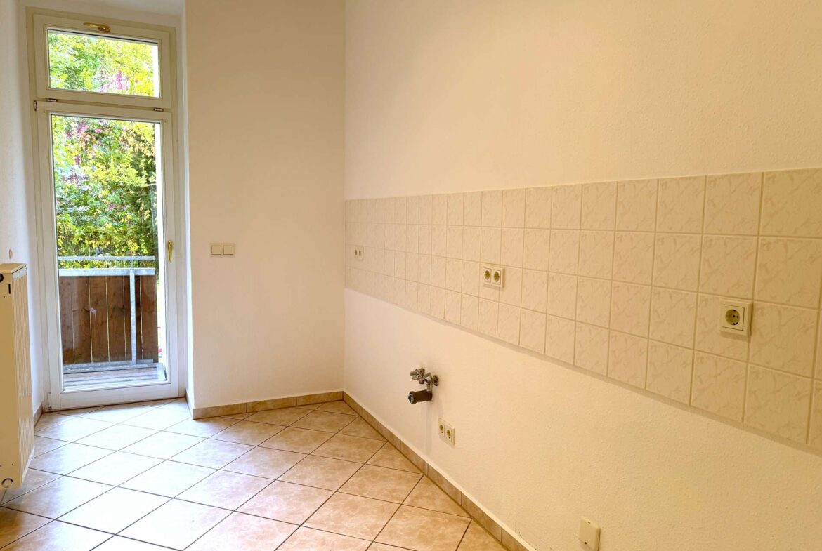 Küche mit Balkonzugang