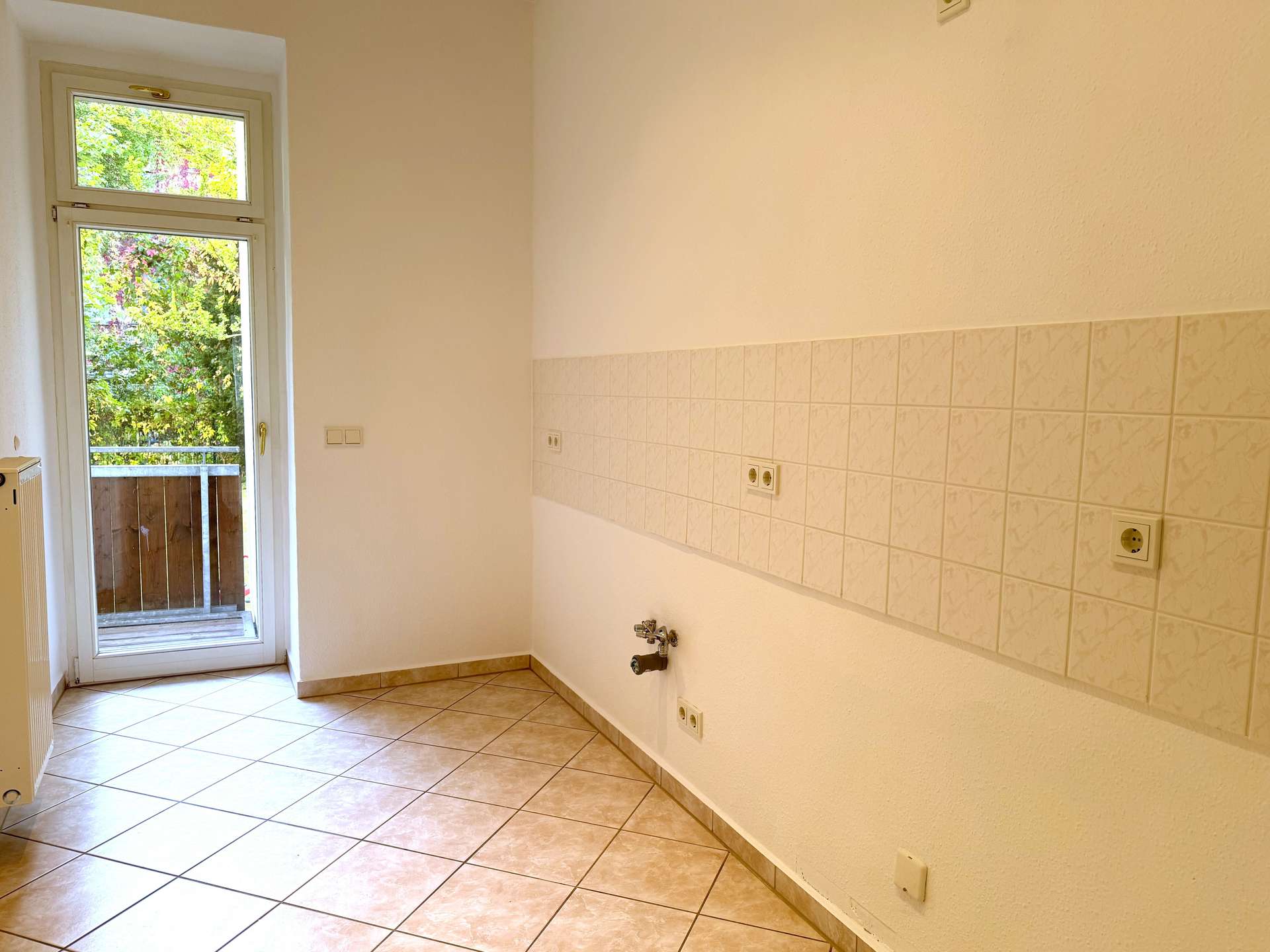 Küche mit Balkonzugang