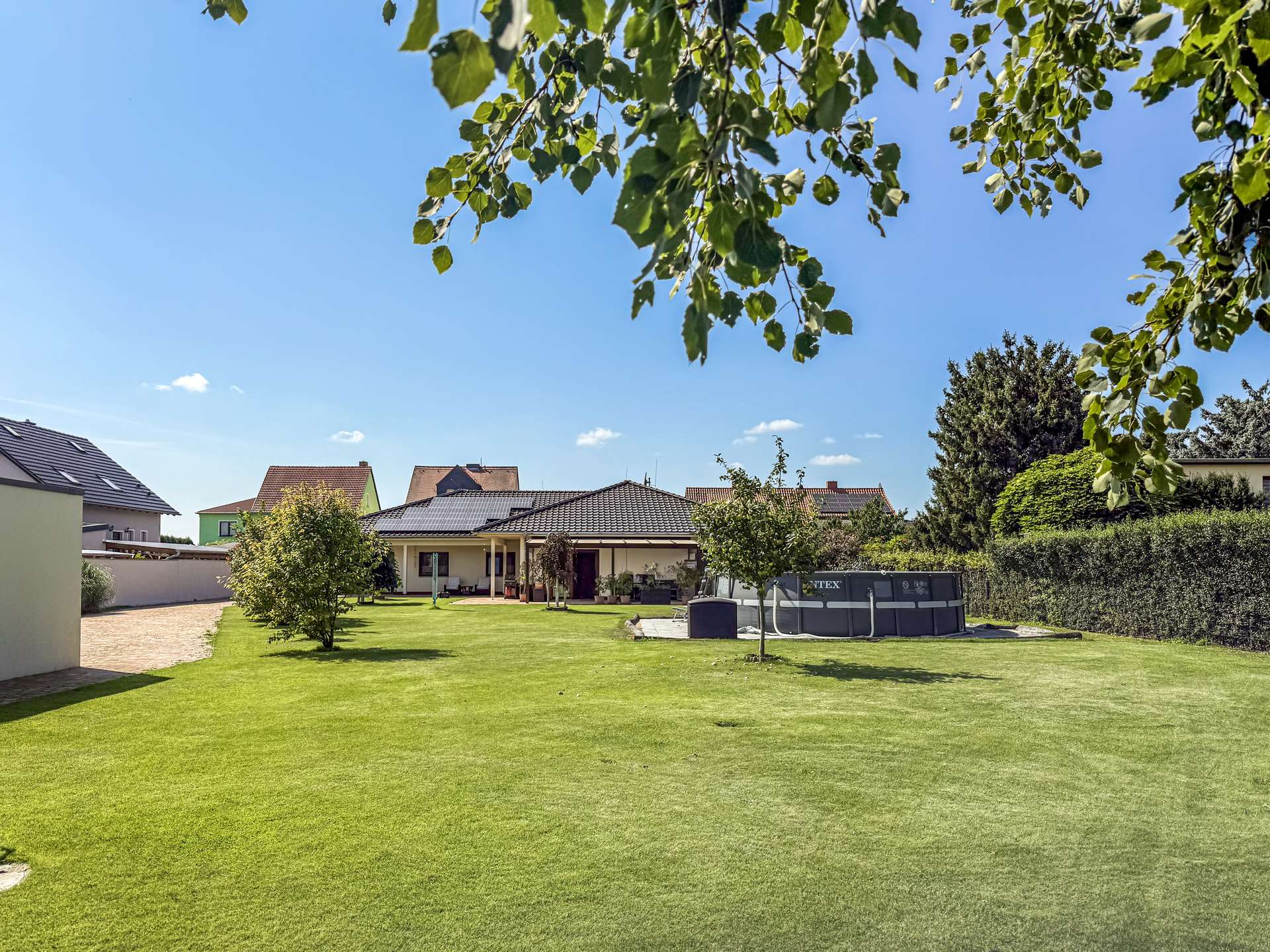 Blick auf Garten und Haus