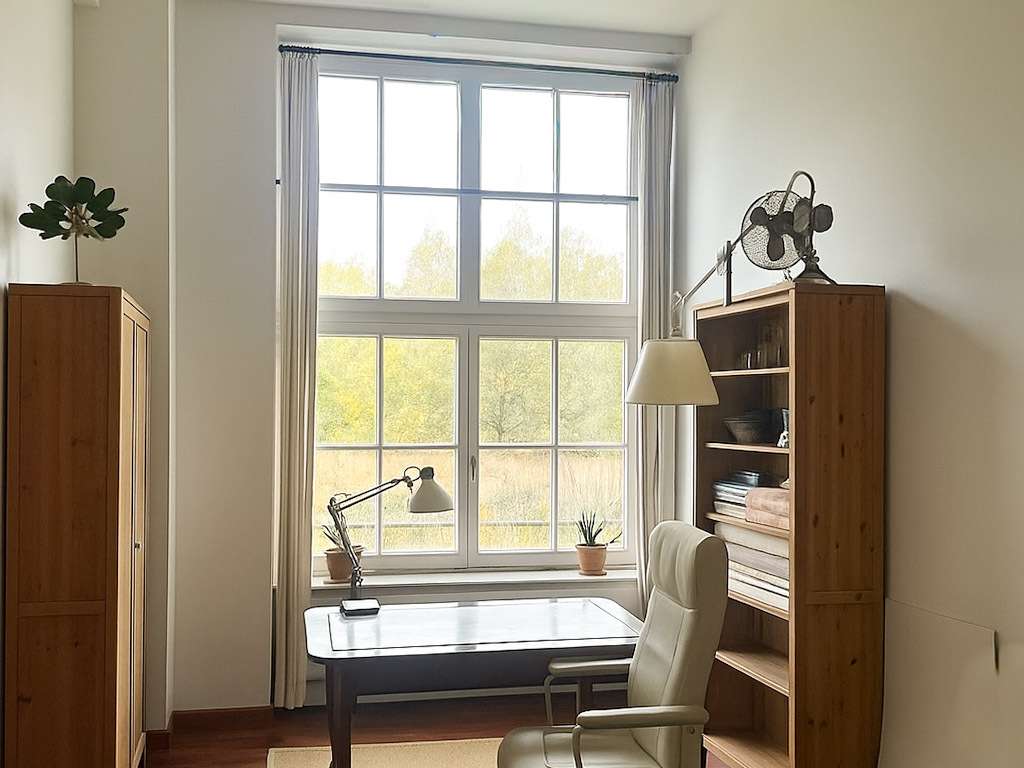 Helles Arbeitszimmer