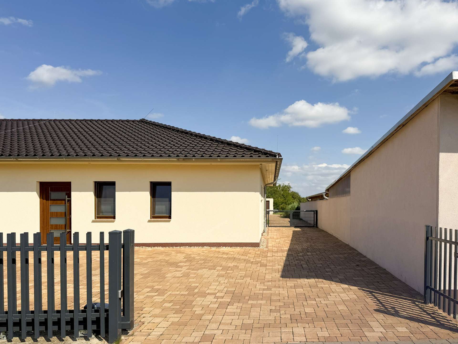 Großzügige Einfahrt