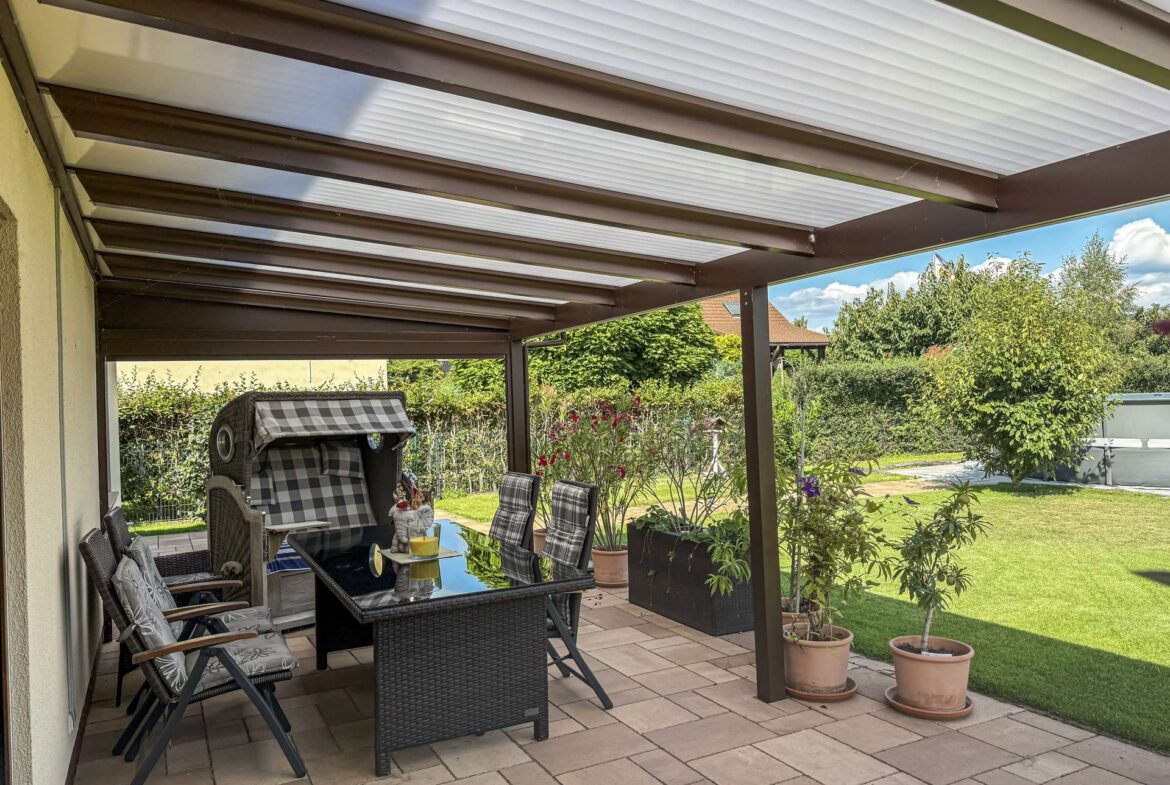 Überdachte Terrasse Haupthaus