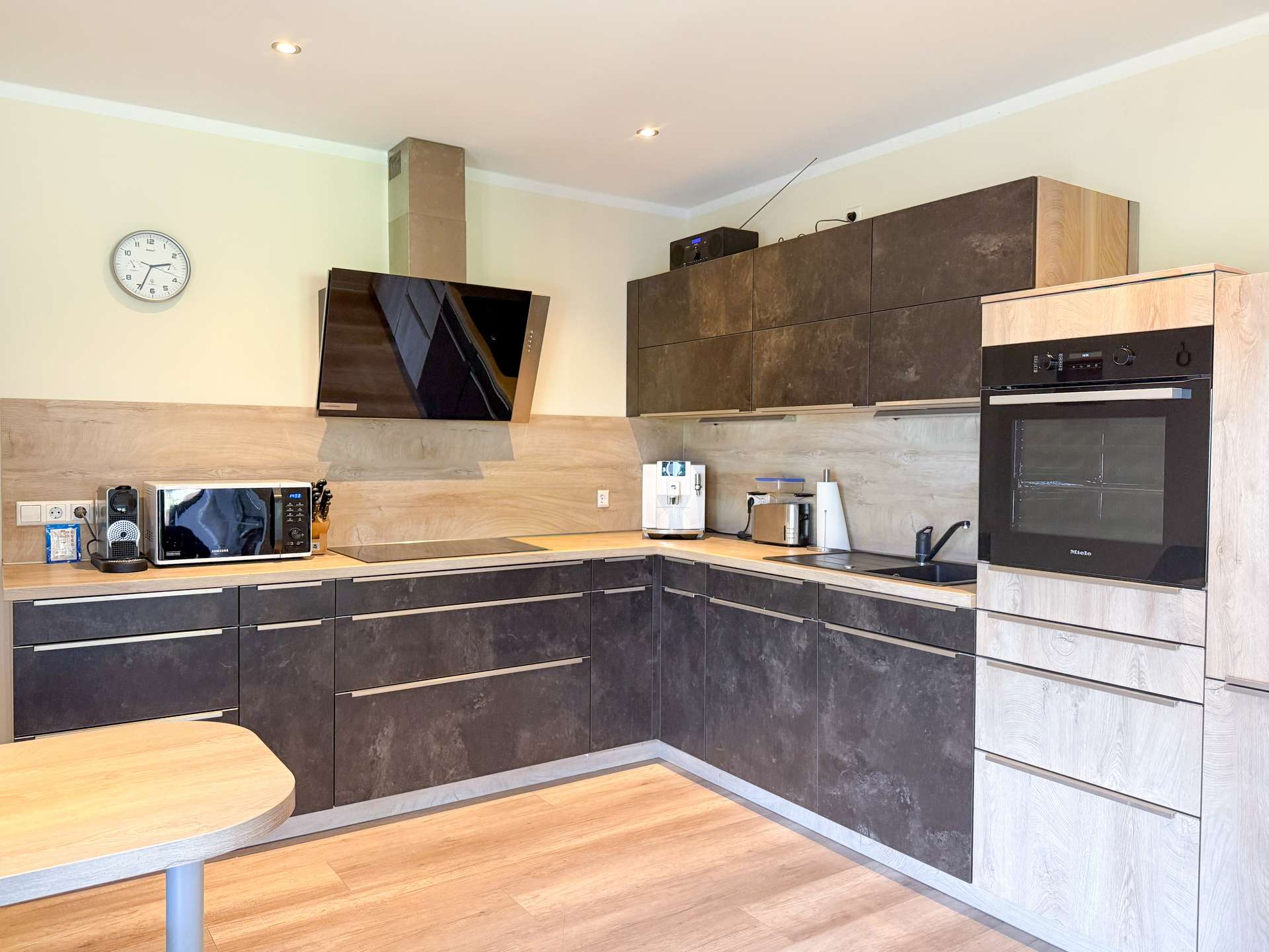 Große  und offene Küche