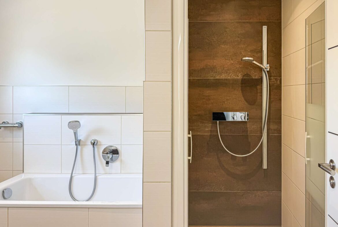 Mit Dusche und Wanne