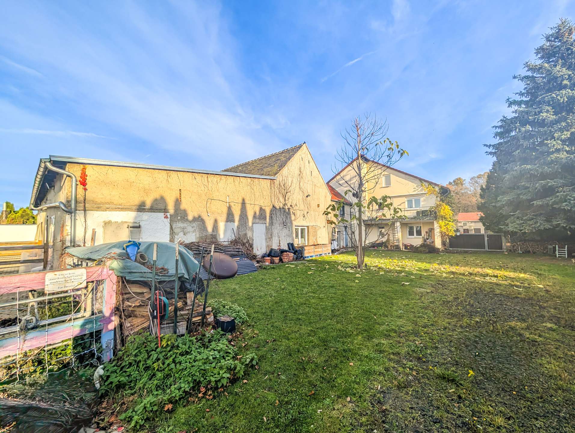 Gebäudeensemble aus dem Garten