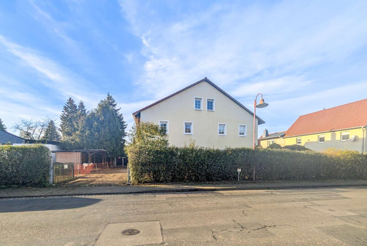 Straßenansicht Haupthaus