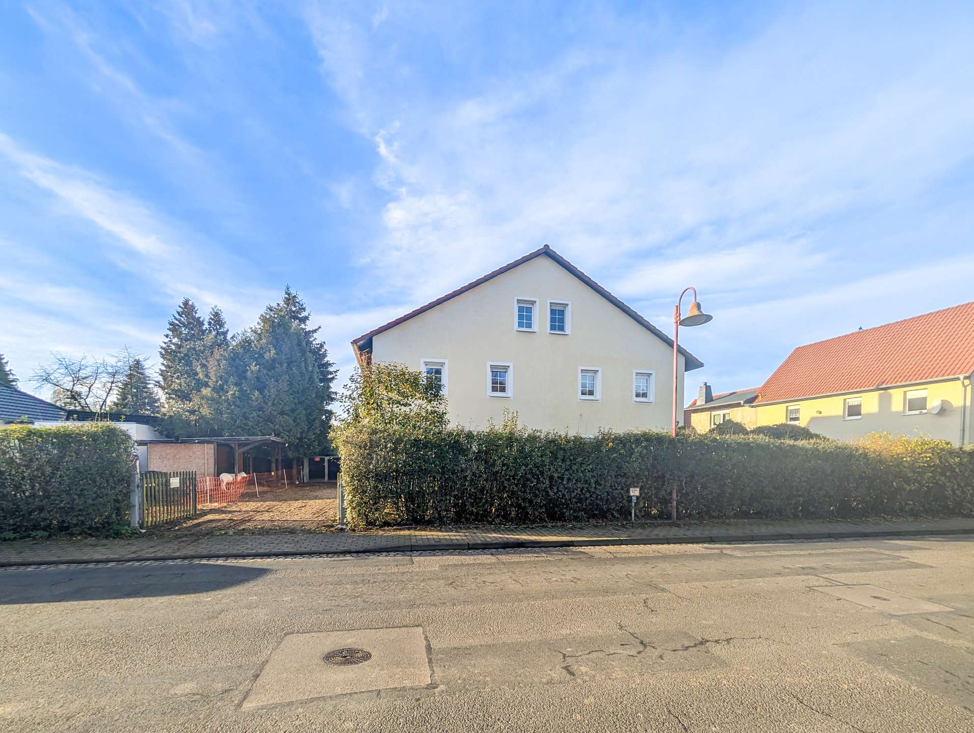 Straßenansicht Haupthaus