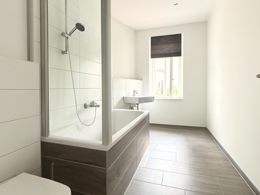 Tageslichtbad mit Badewanne