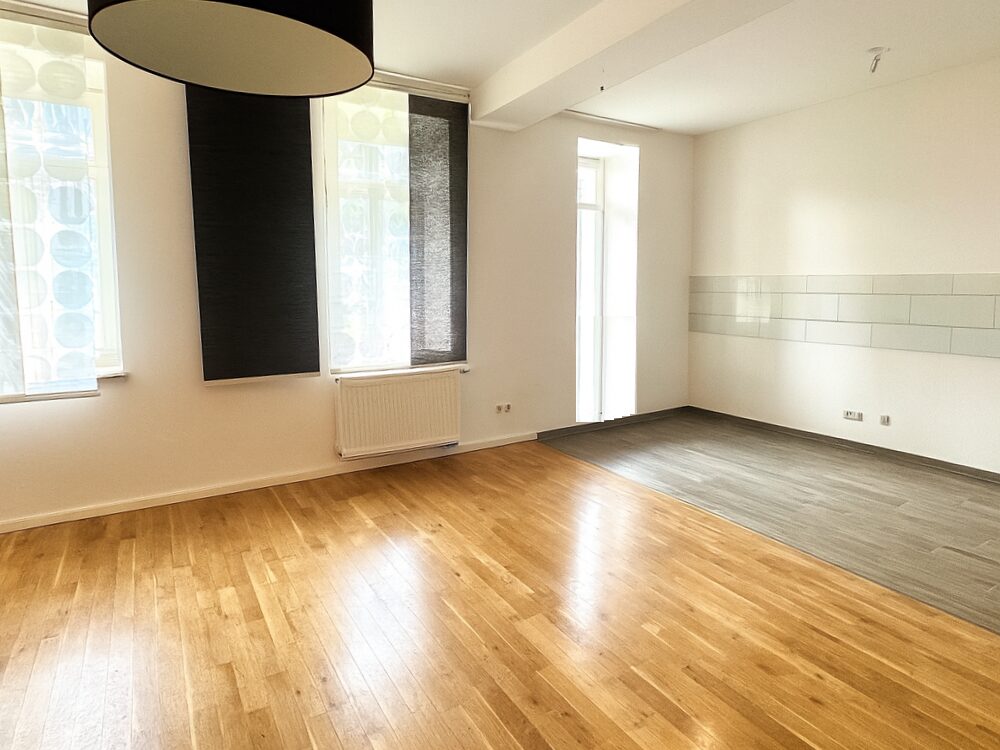 Wohnküche mit Balkonzugang