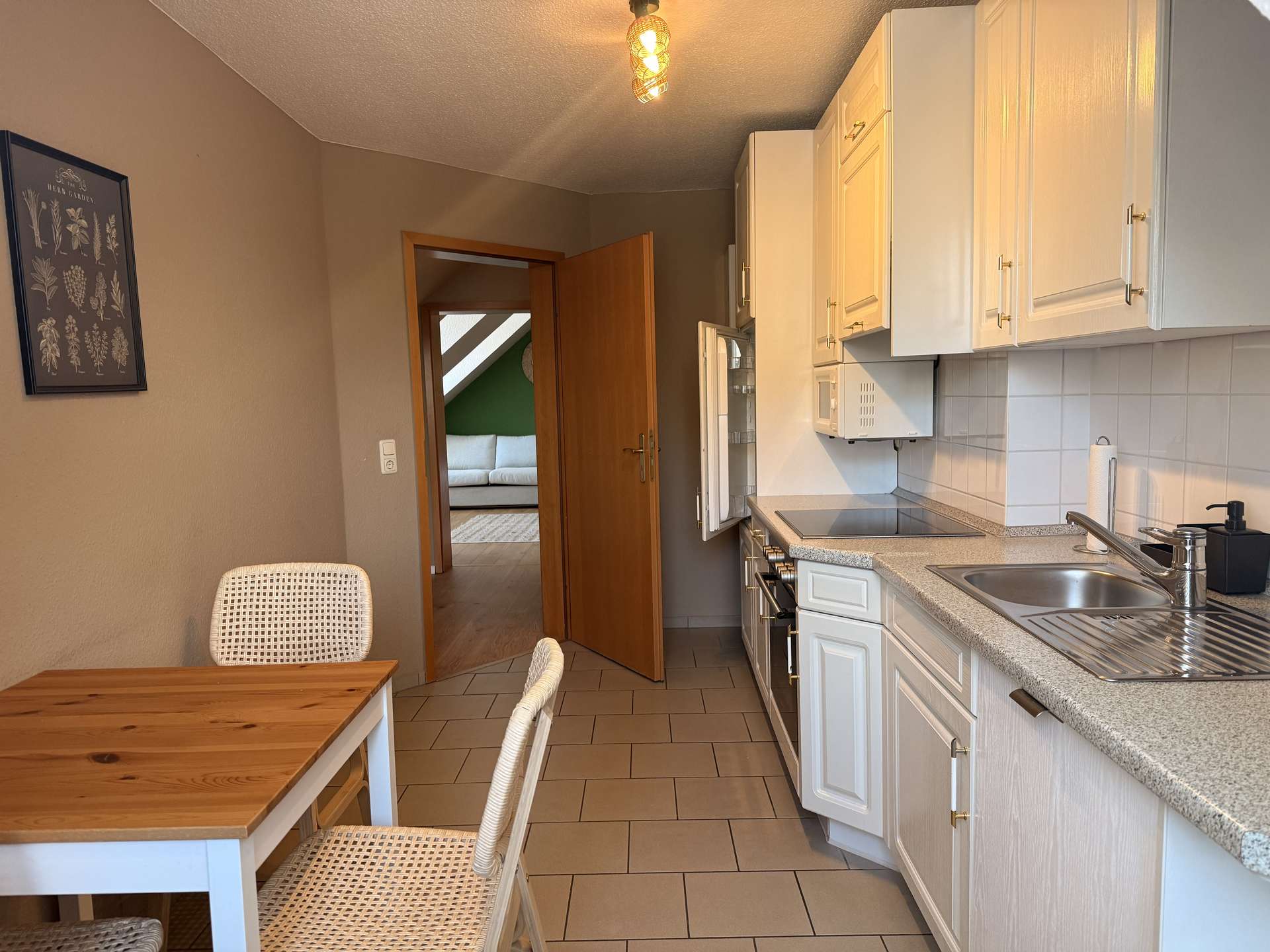 Küche mit weiterem Esstisch