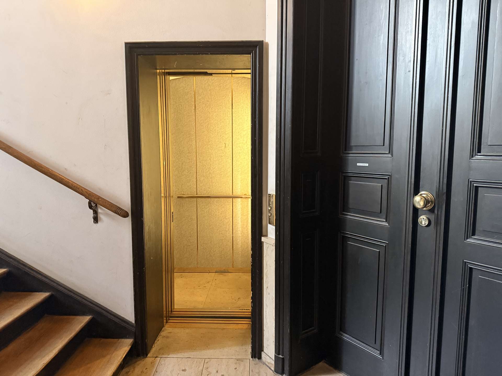 Aufzug im Treppenhaus