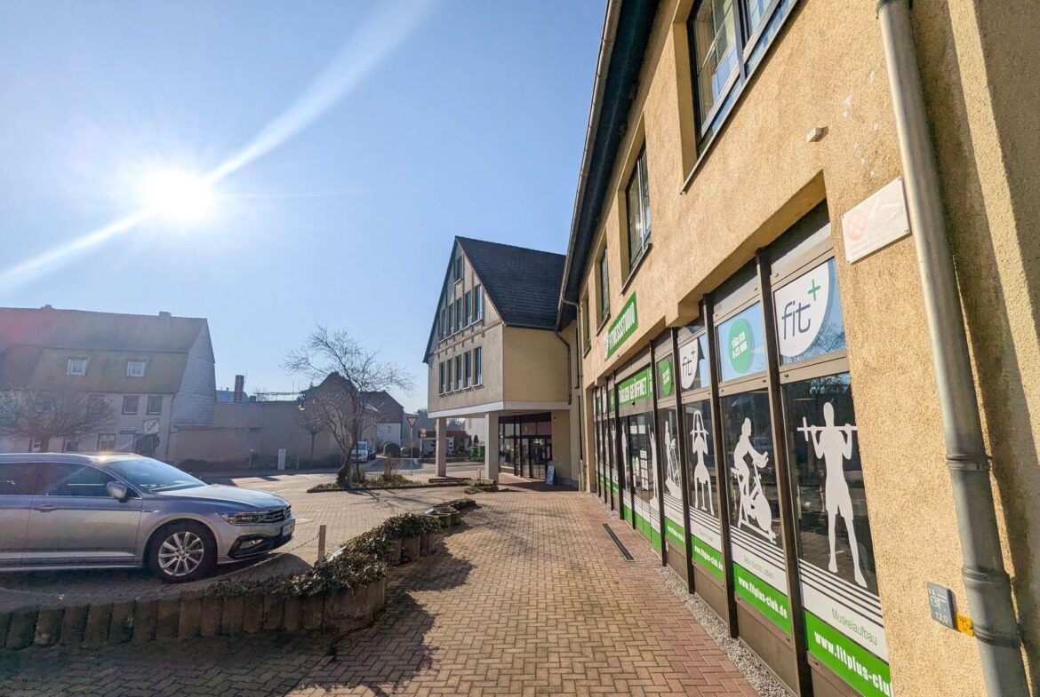 Haus 33_Parkplatz Haupteingang