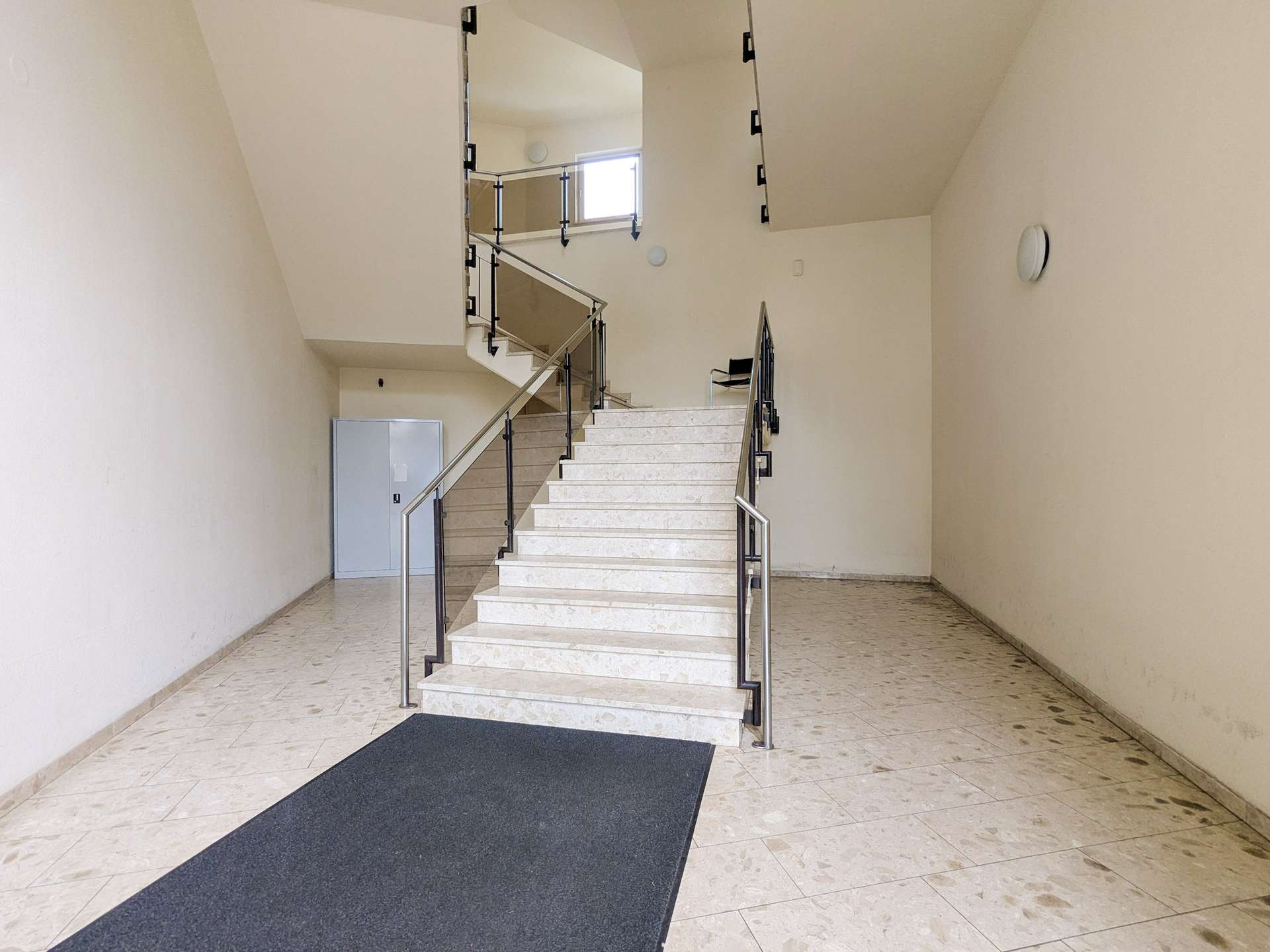 Haus33_Treppen nach oben