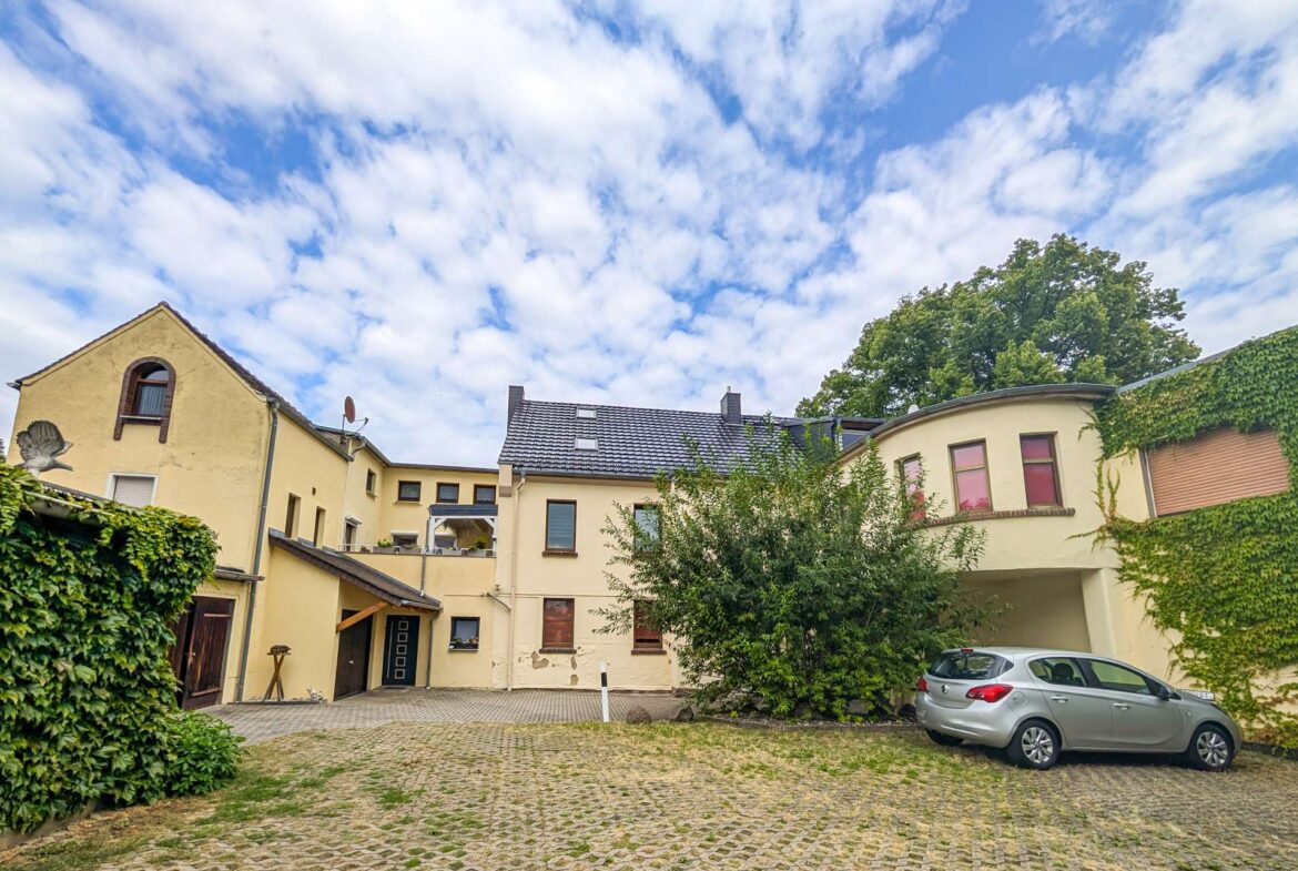 Hofansicht mit Stellplätzen