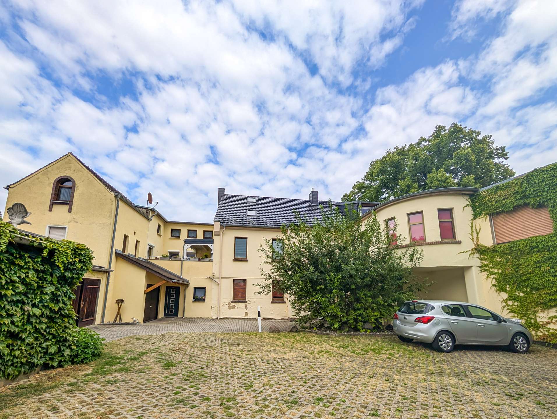 Hofansicht mit Stellplätzen