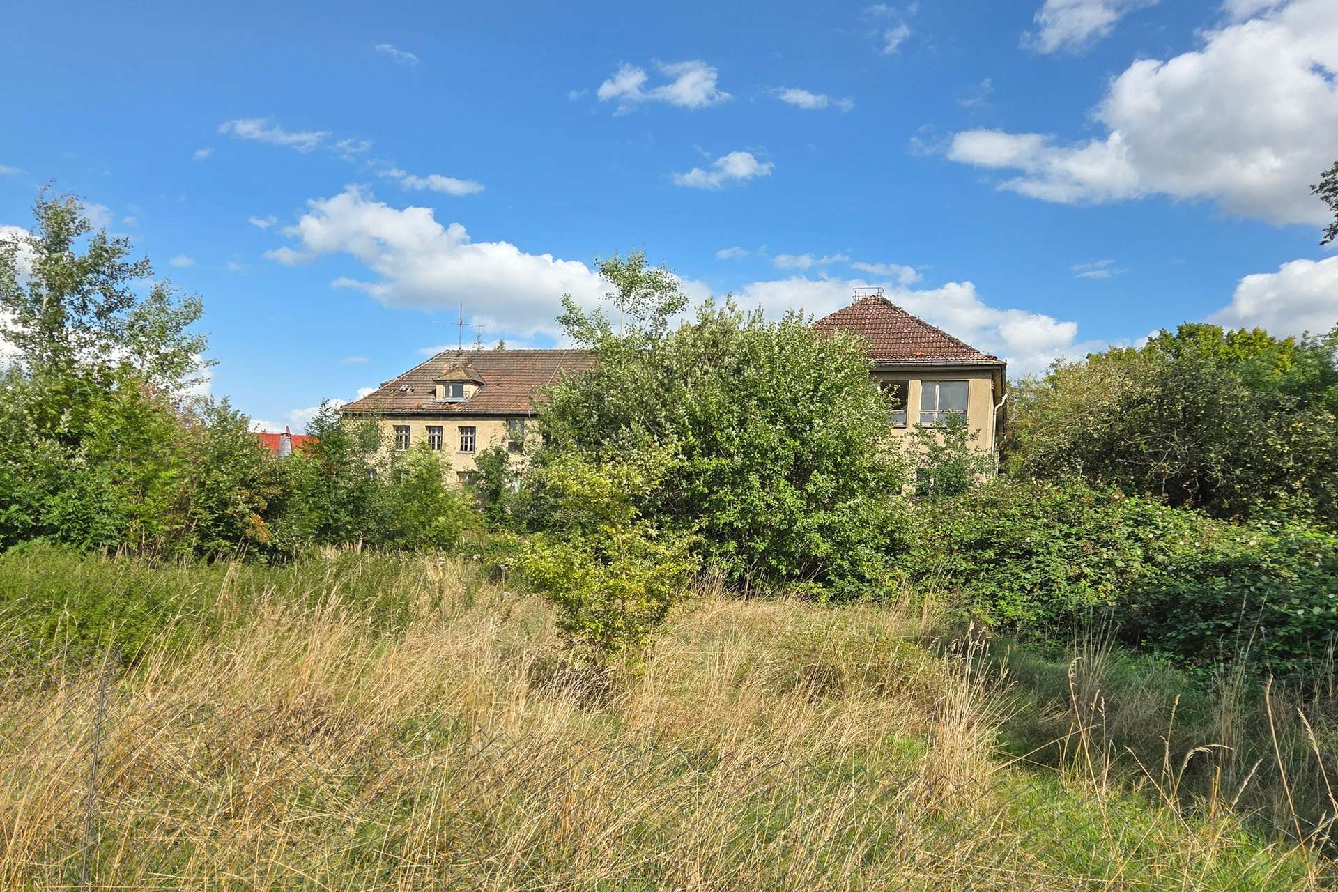 sehr großes Grundstück