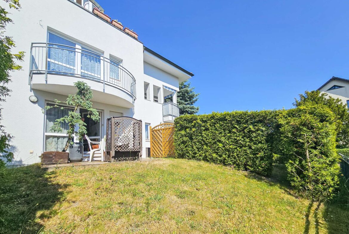 Gesamtansicht mit Garten