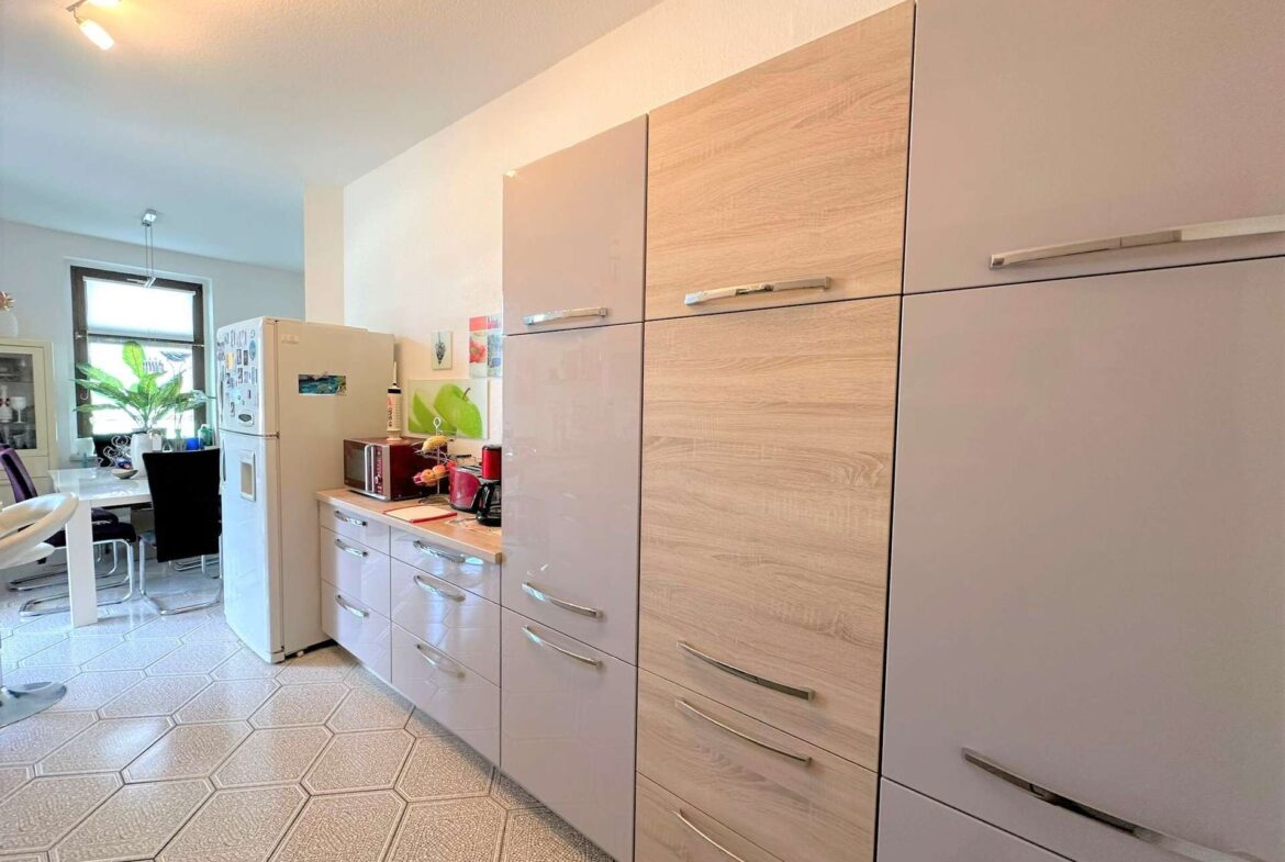 Küche mit Einbauküche