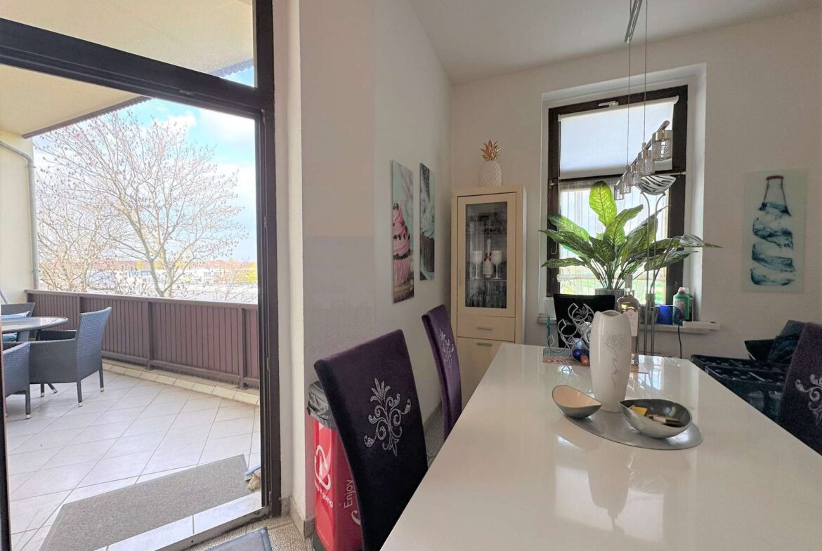 Platz für einen Esstisch in der Küche und Zugang zum Balkon