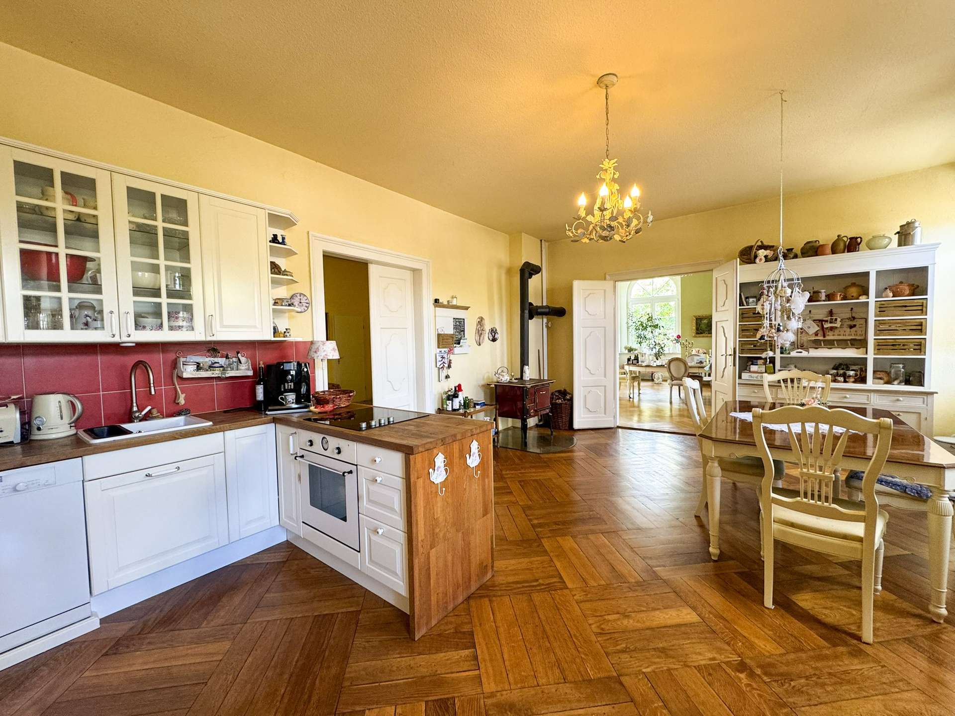 Helle Wohnküche mit Essbereich