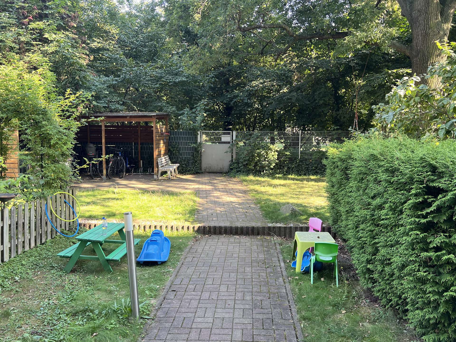 Grün angelegter Innenhof