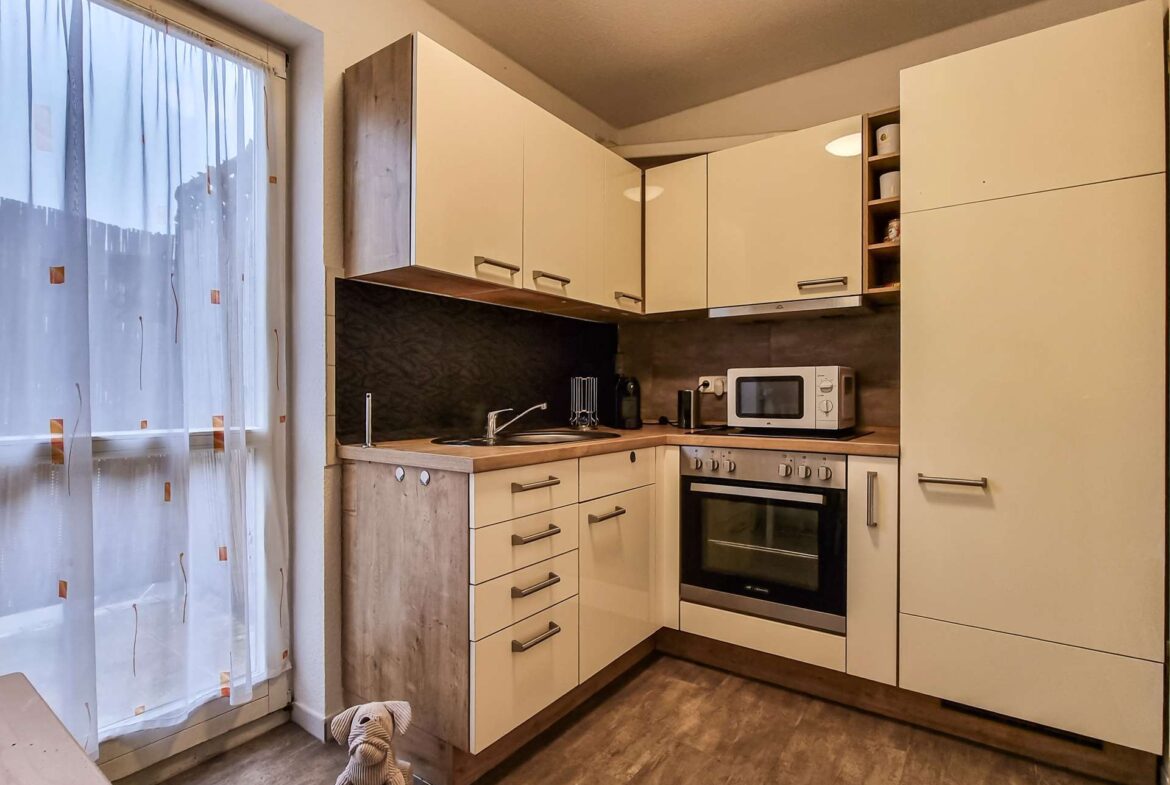 Küche mit Einbauküche