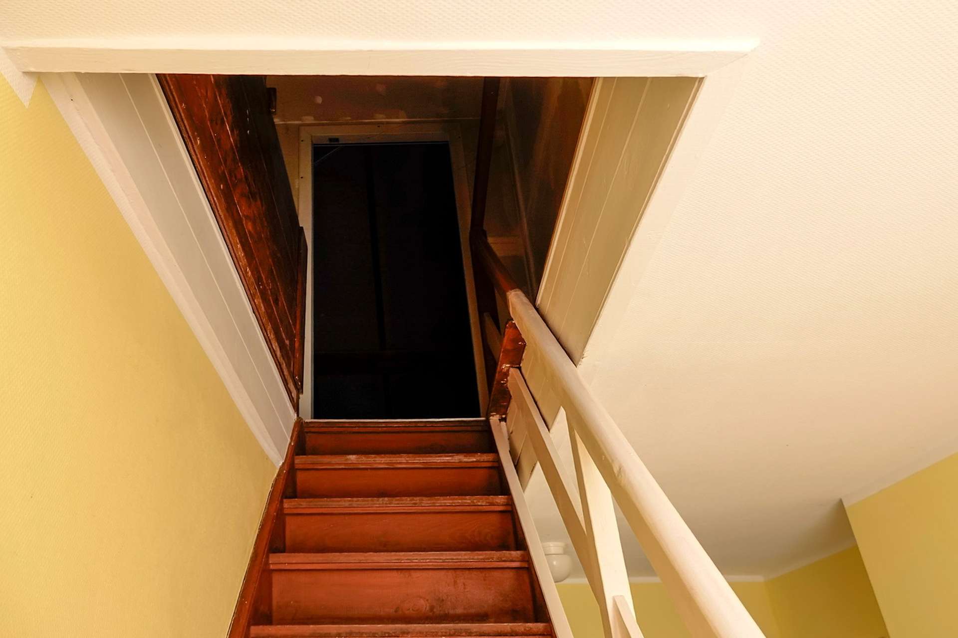 Treppe zum Dachgeschoss