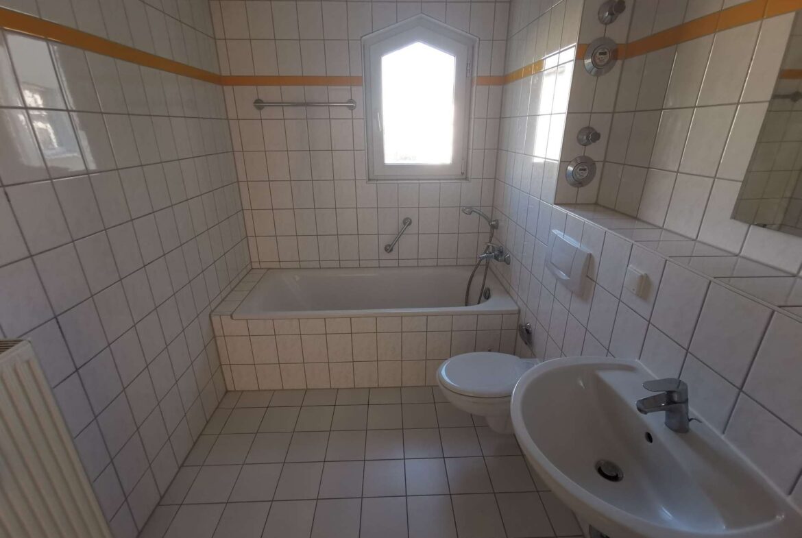 Tageslichtbad mit Wanne