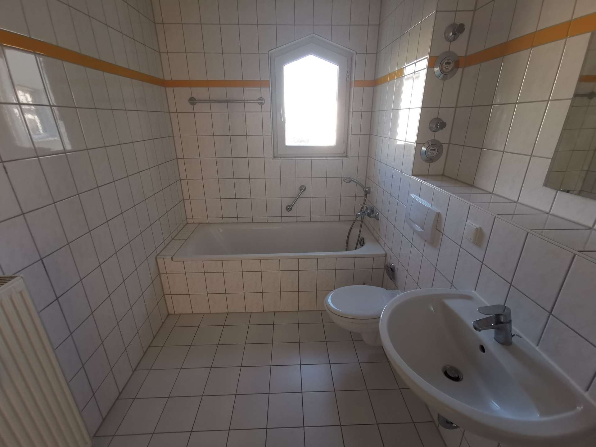 Tageslichtbad mit Wanne