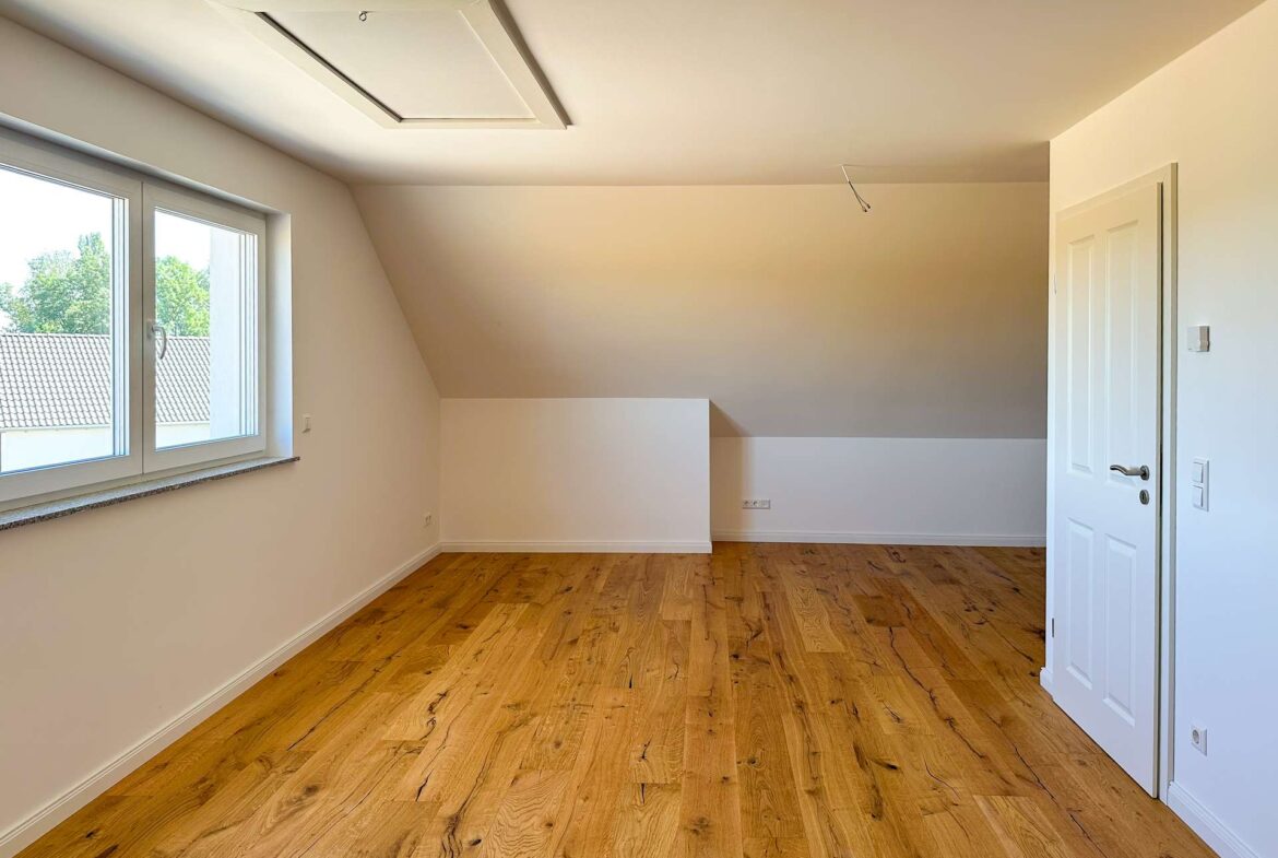 Lichtdurchflutetes Zimmer im DG