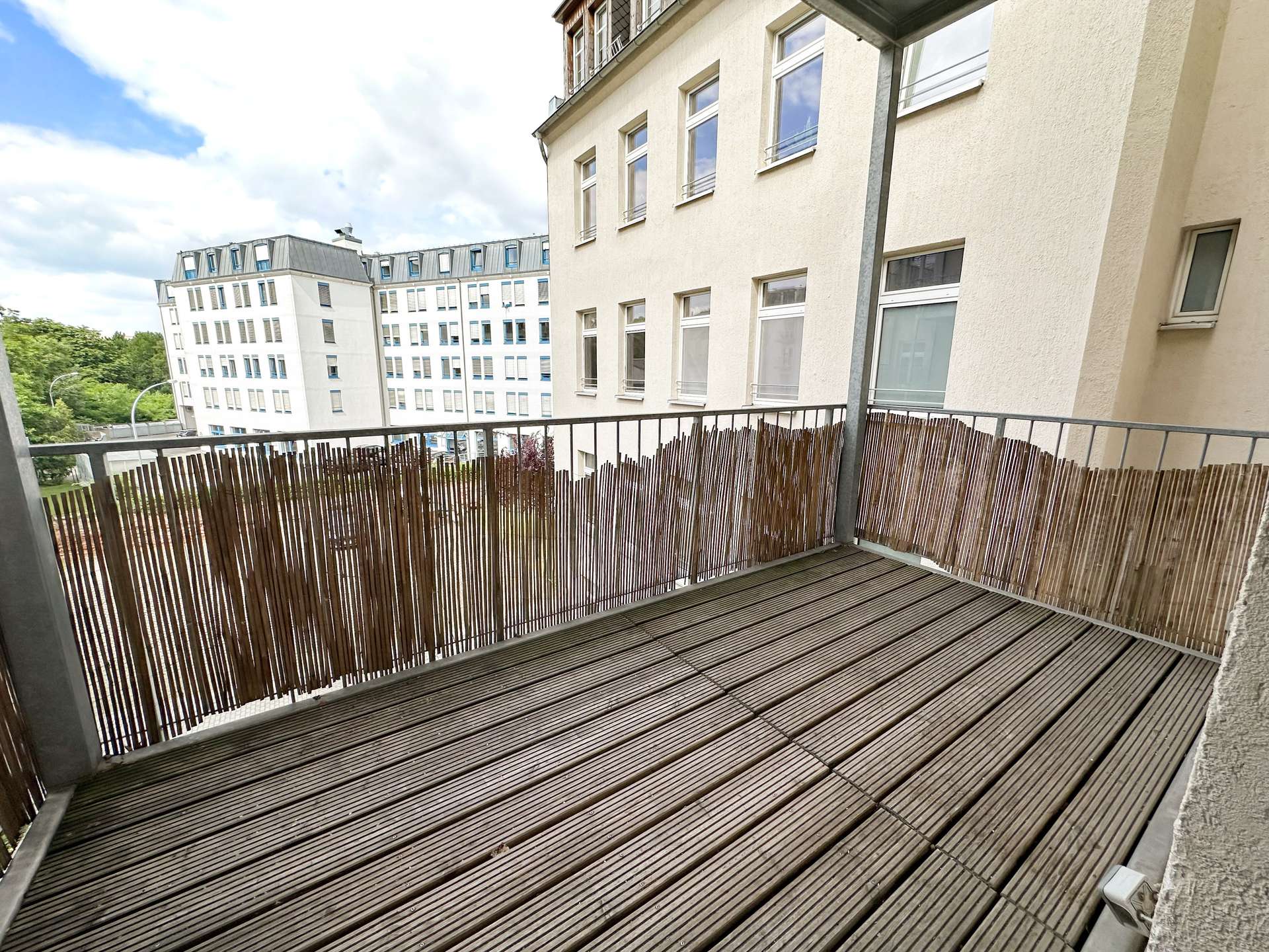 Balkon mit ausreichend Platz