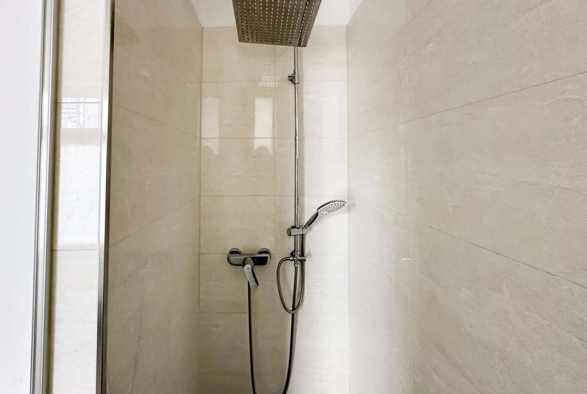 Geräumige Dusche