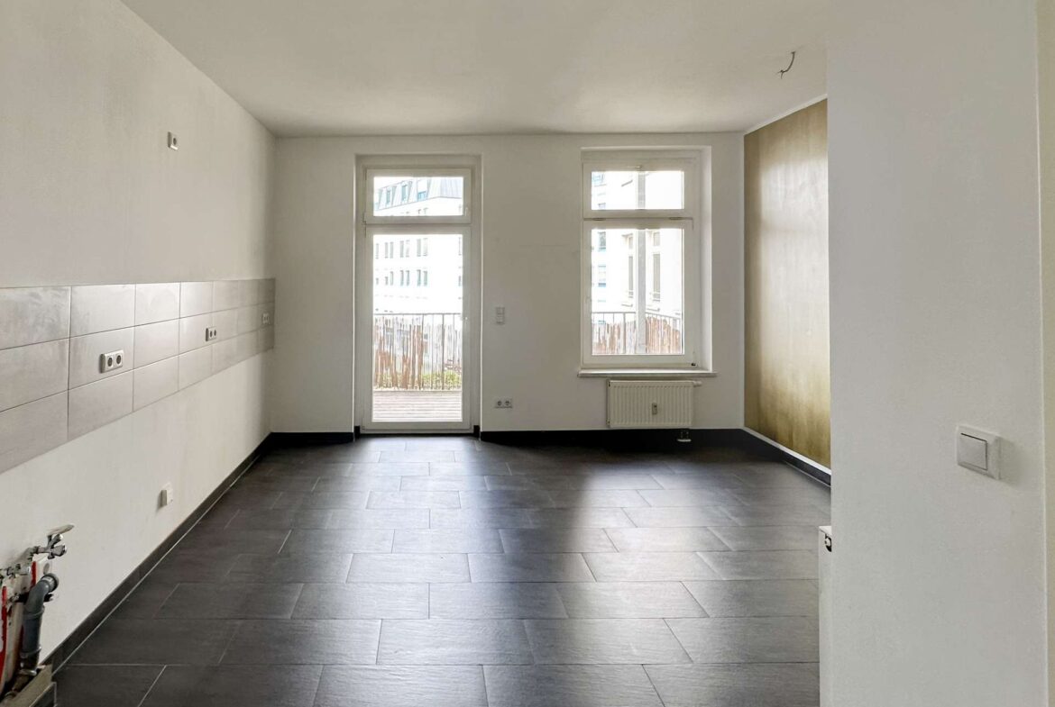 Große Küche mit Balkonzugang