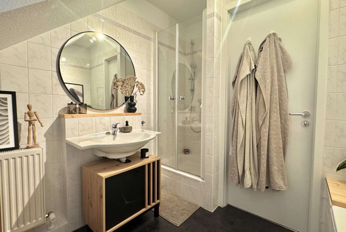 Badezimmer mit Dusche und Badewanne