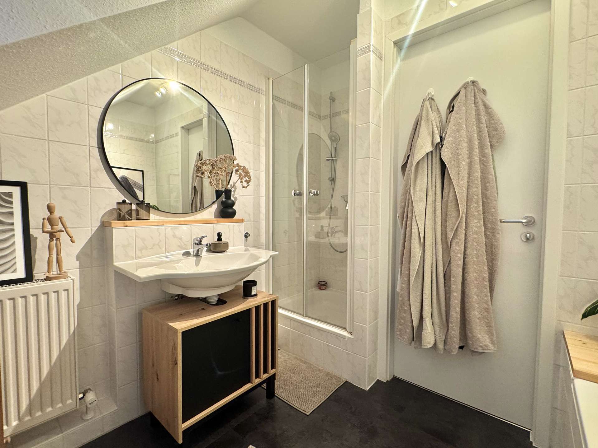 Badezimmer mit Dusche und Badewanne